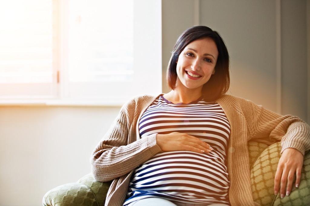 Smiling surrogate mother with intended parent(s) in Florida.